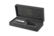 Skriv- och ritverktyg - Parker 51 kulspetspenna | Svart cylinder med kromdetaljer | Svart bläckpatron med medium spets | Presentförpackning - 2123493