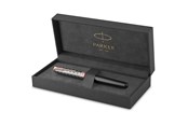 Skriv- och ritverktyg - Parker PARKER Sonnet reservoarpenna | Förstklassig metall och röd satinfinish med kromdetaljer | Fin 18K guldspett med svart bläckpatron | Presentförpackning - 2119788