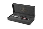 Skriv- och ritverktyg - Parker PARKER Sonnet kulspetspenna | Förstklassig metall och röd satinfinish med kromdetaljer | Medium spets med svart bläckpatron | Presentförpackning - 2119783