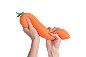 Små presenter till barn - Simba Squishy Carrot 28 cm. - 700570979