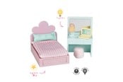 Docka, bamse och tillbehör - Micki Lundby tonårsrum med rosa säng, sminkbord, dator och puff. Lampa med belysning; låda kan öppnas. Använder 1x CR2032-batteri (ingår ej). 15 minuters automatisk avstängning. - 18386