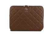 Väskor - GUESS Quilted 4G cover for a 14" laptop - brown - 3666339210892