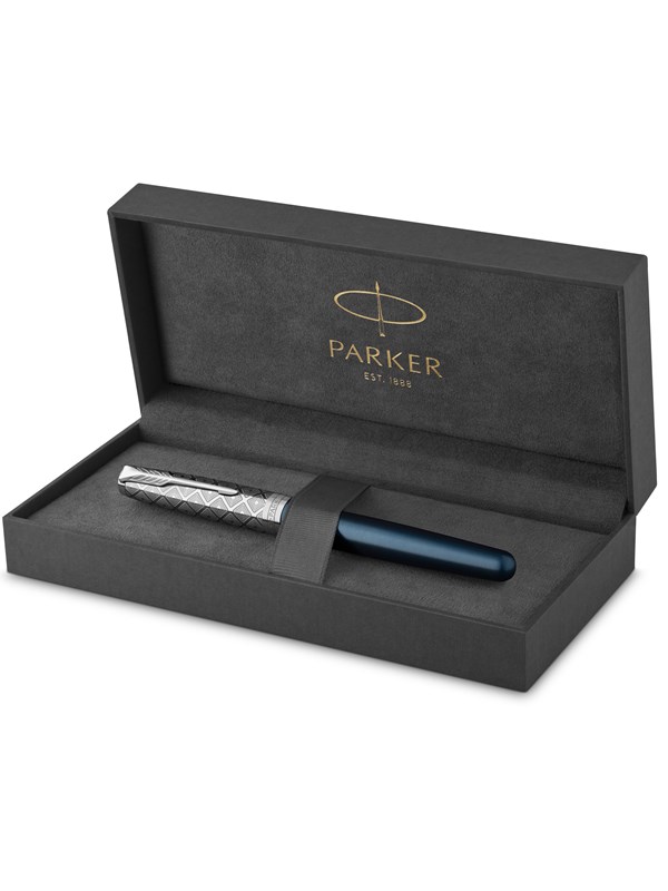 Parker PARKER Sonnet reservoarpenna | Förstklassig metall och röd satinfinish med kromdetaljer | Fin 18K guldspett med svart bläckpatron | Presentförpackning