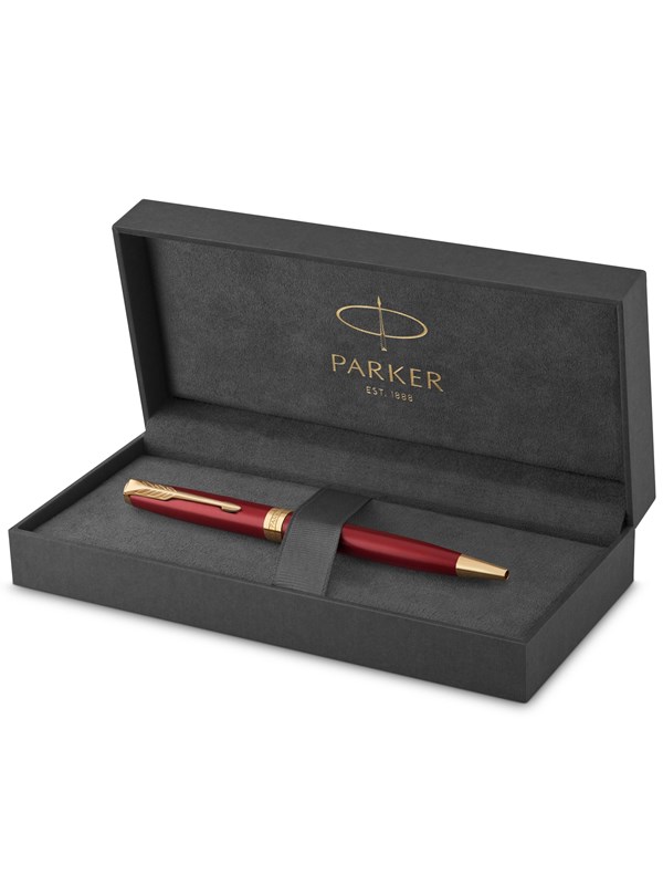 Parker Sonnet kulspetspenna | Rödlack med gulddetaljer | Svart bläck med medelhög spets | Presentförpackning
