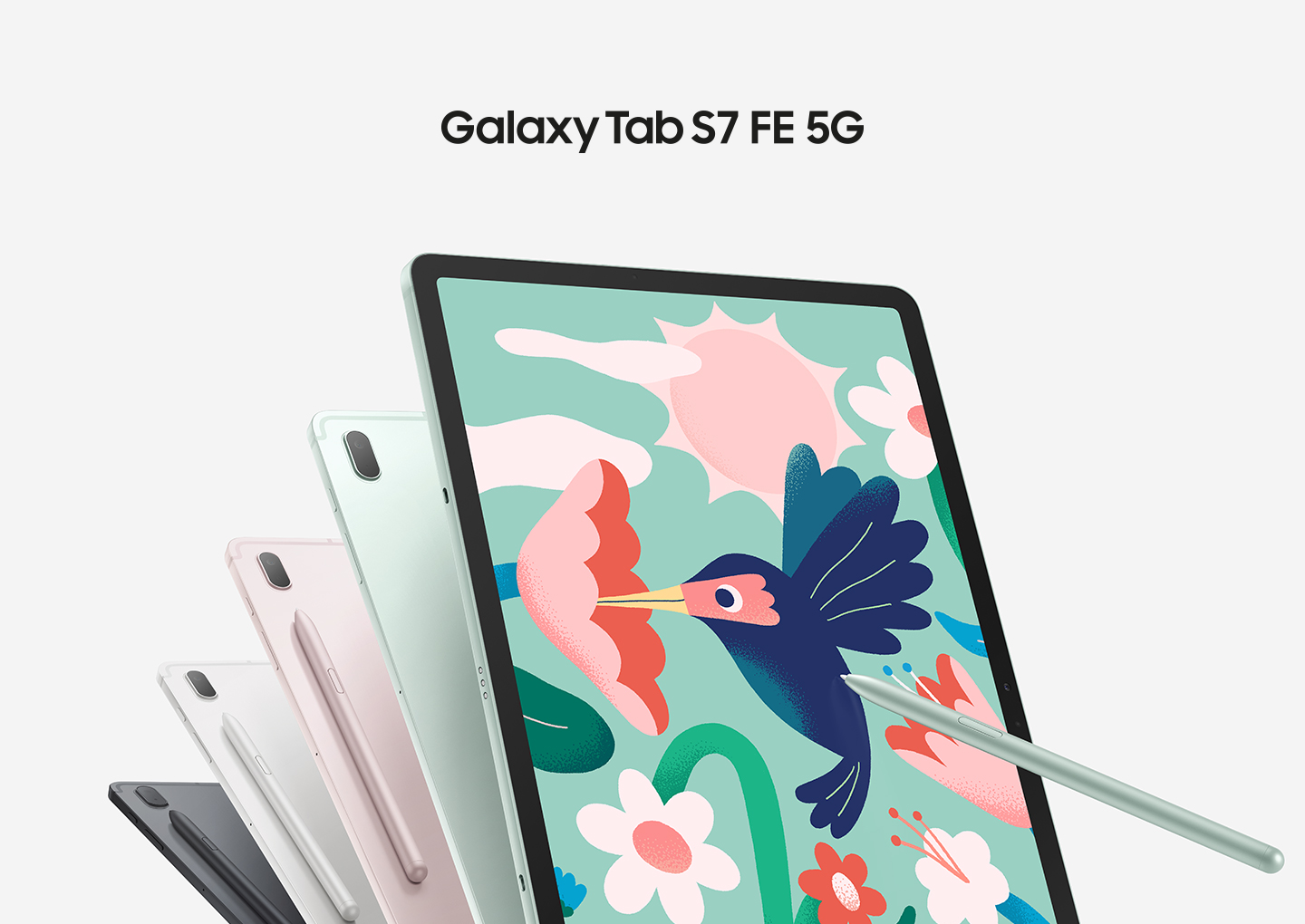Fem Galaxy Tab S7 FE 5G-surfplattor, fyra syns bakifrån och en ses framifrån. De som ses bakifrån visar färgerna Mystic Black, Mystic Silver, Mystic Pink och Mystic Green, och den matchande S Pen är magnetiskt fäst på baksidan. Tabletten som ses framifrån har S Pen som vidrör skärmen när den ritar en kolibri som suger från en blomma. Texten säger Galaxy Tab S7 FE 5G.