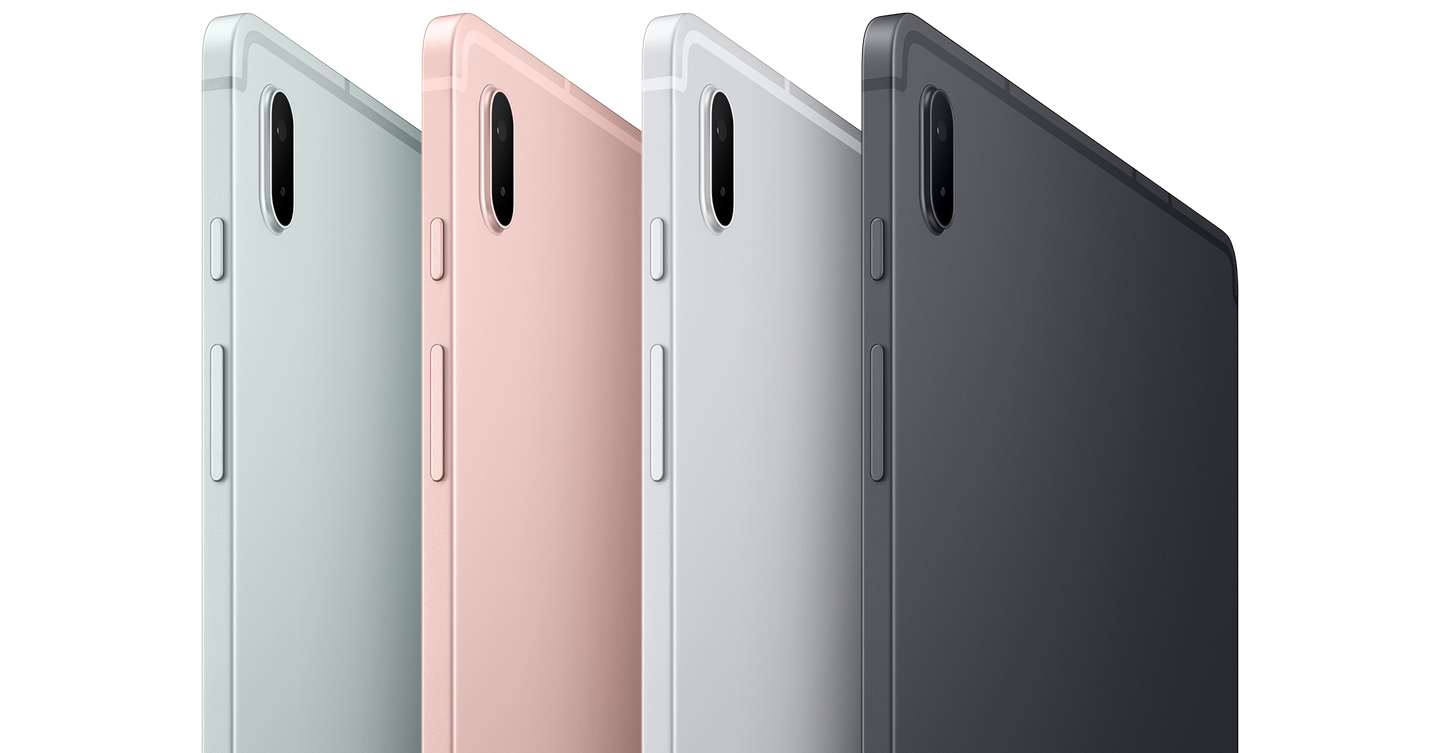 Fyra Galaxy Tab S7 FE 5G-surfplattor, alla syns bakifrån i vinkel för att visa färgerna: Mystic Green, Mystic Pink, Mystic Silver och Mystic Black.