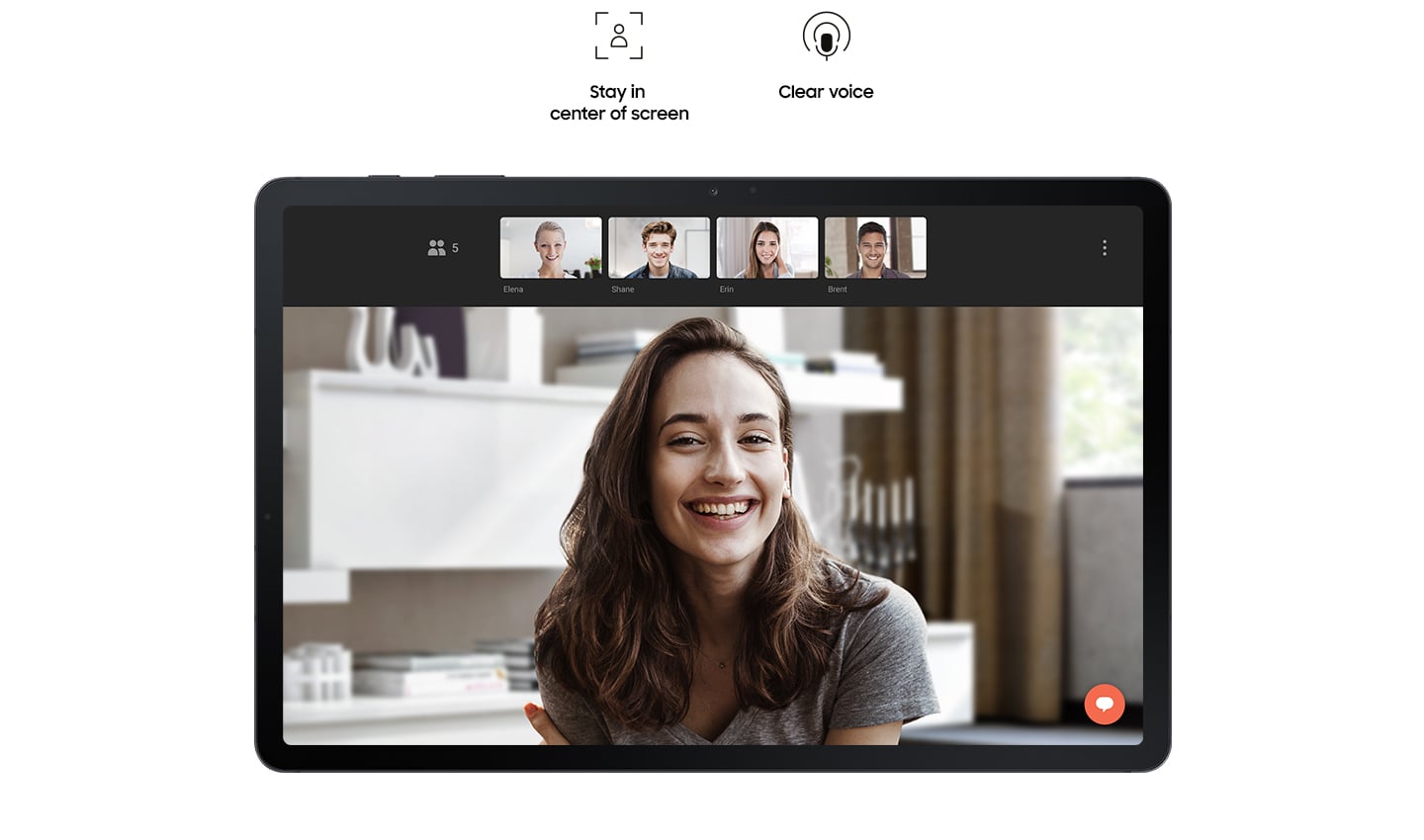 Galaxy Tab S7 FE 5G ses framifrån med en videochatt på skärmen mellan en kvinna och fyra vänner. Ikoner säger: Håll dig mitt på skärmen och Tydlig röst..