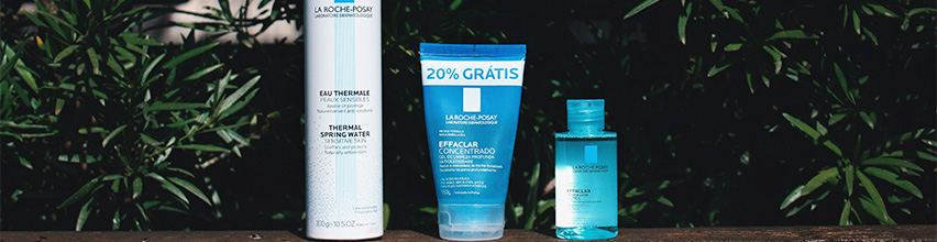 Produkter från La Roche-Posay i blå och vita flaskor står på rad.