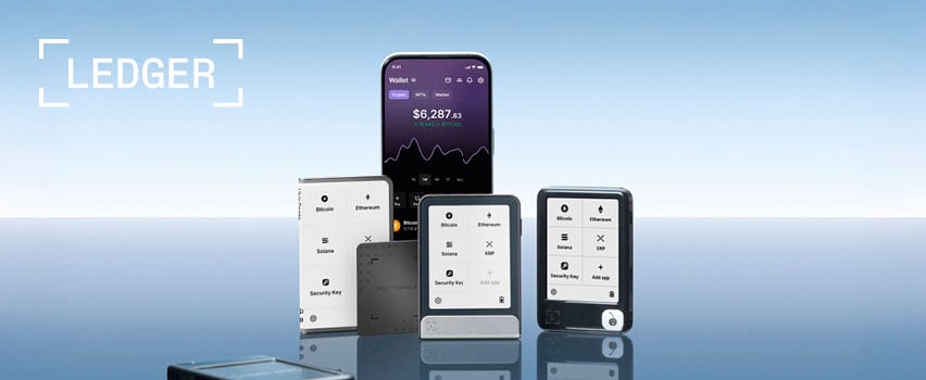 Ledger hårdvaruplånböcker för kryptovaluta med Ledger-appen på smartphone som visar Bitcoin, Ethereum och Solana