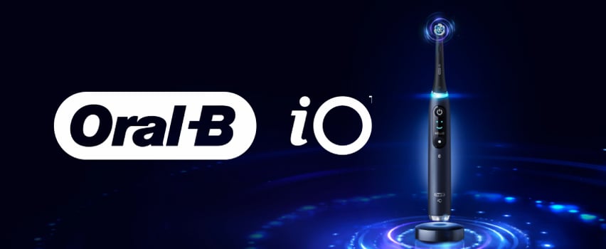 Oral-B iO elektrisk tandborste i svart med blått LED-ljus och laddare – avancerad tandborstesteknik