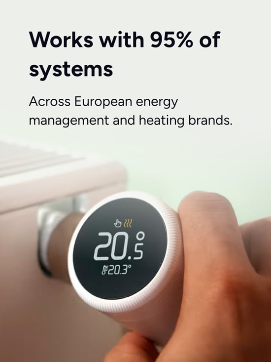 Hand justerar tado° smart elementtermostat som fungerar med 95 % av europeiska värmesystem