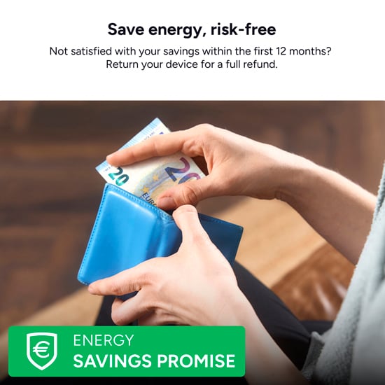 Person lägger eurosedlar i plånbok som illustrerar riskfri energibesparing med tado° Energy Savings Promise
