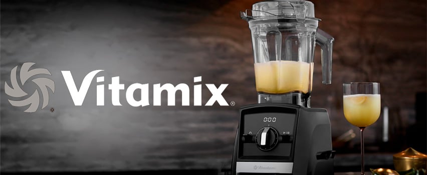 Vitamix blender med gul smoothie i behållare och glas bredvid logo med sloganet Nya äventyr väntar