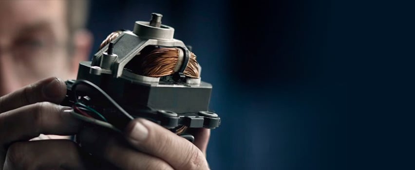 Hand håller Vitamix blendrmotor med synliga kopparlindningar som demonstrerar robust kvalitet och hållbarhet