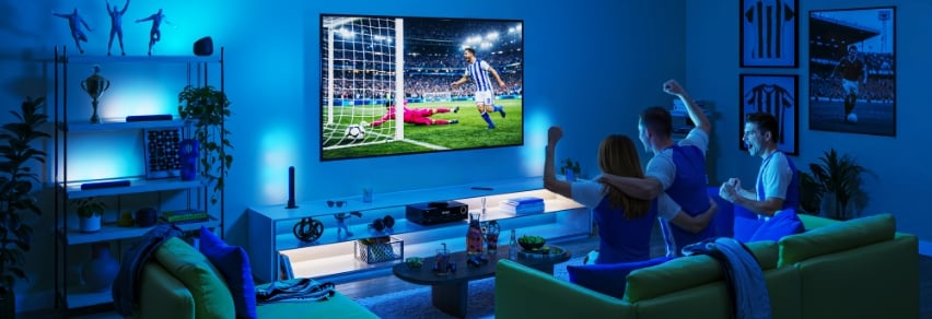 WiZ Sports Live banner – fotbollsstadion på natten på TV med blått WiZ-ljus och WiZ-logotyp