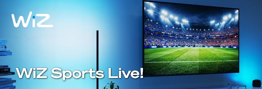WiZ Sports Live – vänner ser fotbollsstadion från luften på TV med blå WiZ smart-belysning i vardagsrummet