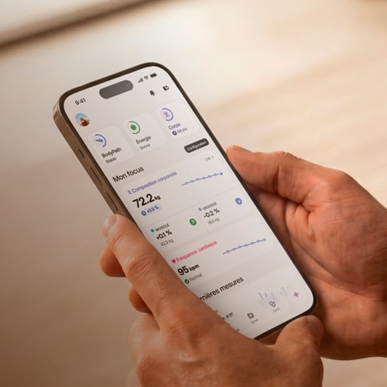 Withings Health Mate app på smarttelefon – visning av kroppsvekt, kroppssammensetning og hjertefrekvens i sanntid