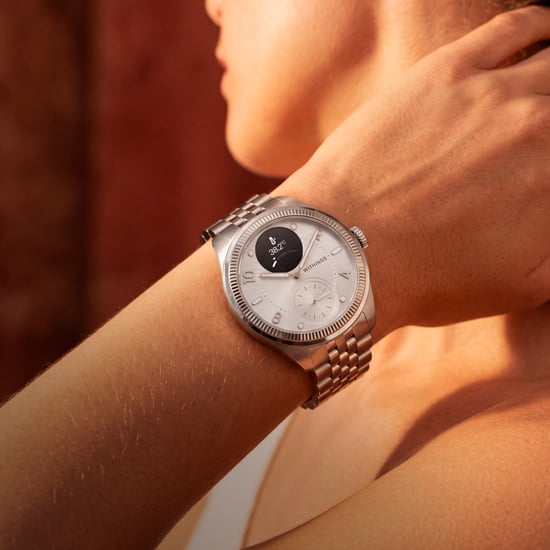 Withings hybrid smartklocka i silver med stålarmband på handleden – elegant hälsoklocka med aktivitets- och sömnspårning