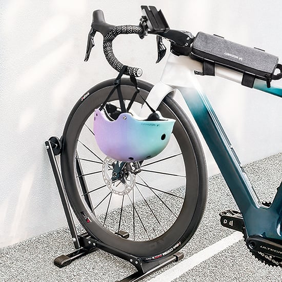 Racercykel med Wozinsky cykelvaska och holografisk hjälm på cykelställ – tillbehör för cykel och elsparkcykel