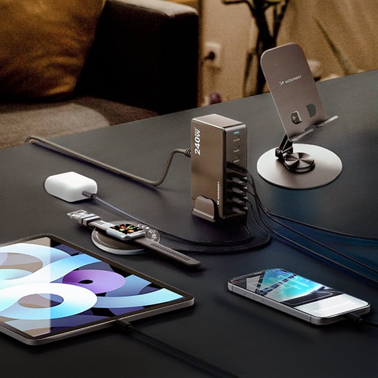 Wozinsky mobiltillbehör med 240W laddningshubb, telefonhållare, surfplatta och smartklocka på modernt skrivbord