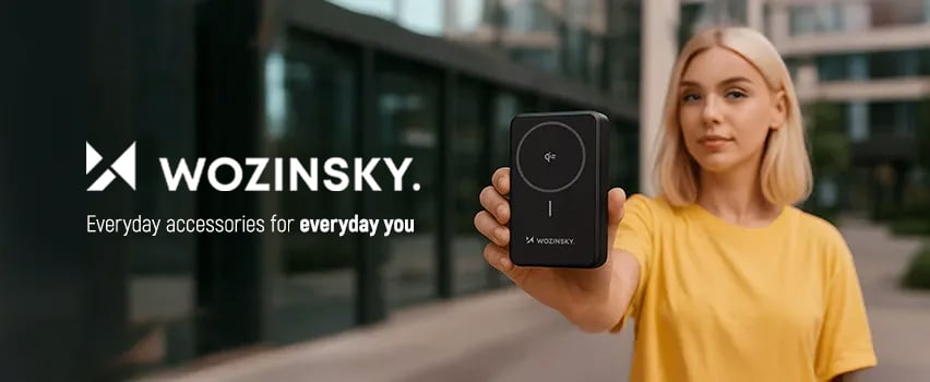 Kvinna i gul t-shirt visar Wozinsky trådlös powerbank med sloganen Everyday accessories for everyday you