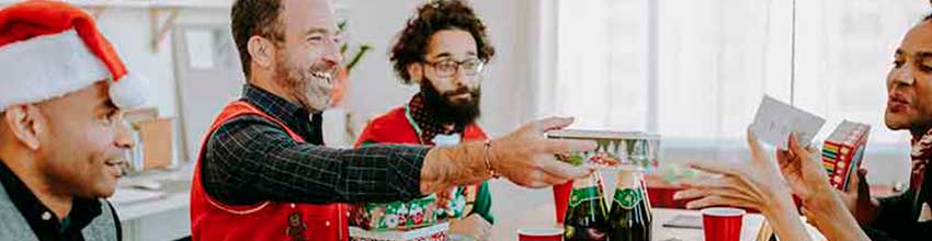 Vänner byter gåvor på julfest.