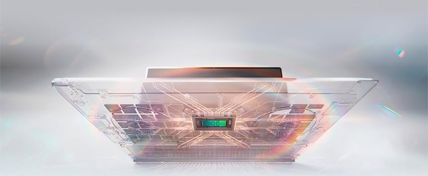 Genomskinlig bärbar dator med NVIDIA RTX Spark-chip som visar kretsar och kylfläktar inuti
